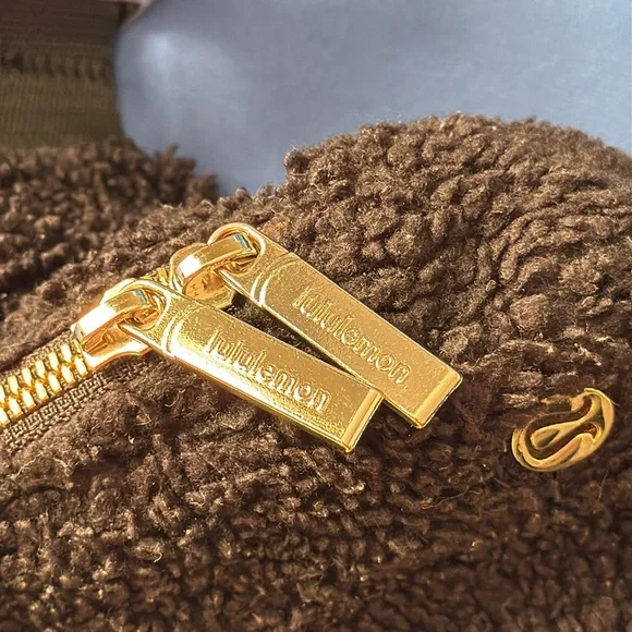 SOLD OUT Lululemon Everyday Belt Bum Bag Fleece 2L in Black & Gold! - Picture 7 of 10